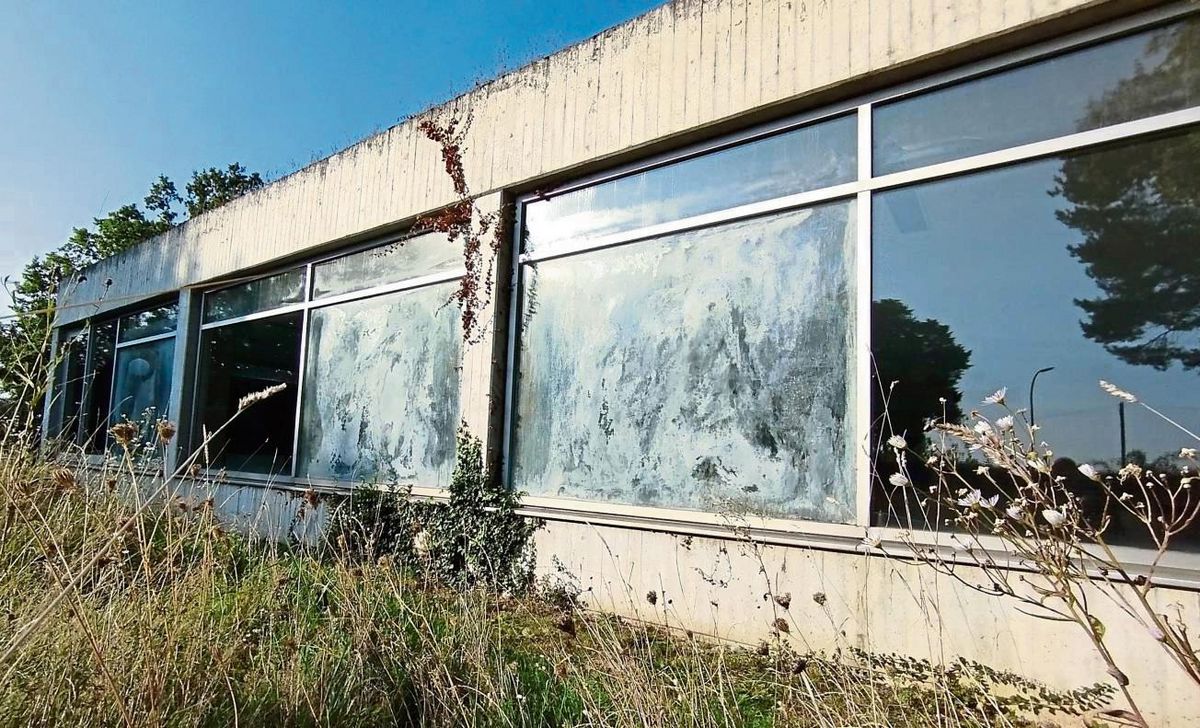 Energetisch eine Katastrophe: das Lehrschwimmbecken Dedinghausen. Der Energiebedarf ist laut Stadt „extrem hoch“, die Heizungs- und Lüftungstechnik sowie die Wasseraufbereitung sind veraltet. Und für eine zukunftsfähige Nutzung fehlten „dringend erforderliche Räume“, etwa eine Umkleide für Lehrkräfte (auch als Sanitätsraum nutzbar) sowie ein Lagerraum, eine behindertengerechte WC-Anlage und ein ebenerdiger Technikraum. Foto: Niggenaber