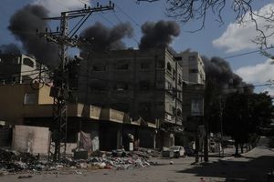 Die israelische Armee teilte am Montag mit, dass sie ihre Offensive im Gazastreifen intensiviert hat und 120 Ziele - unter anderem in Rafah-Stadt - angreift. - Foto: Abdul Rahman Salama/XinHua/dpa