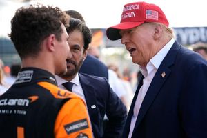 Donald Trump (r) inszenierte sich als Lando Norris' (l) Glücksbringer. - Foto: Rebecca Blackwell/AP/dpa
