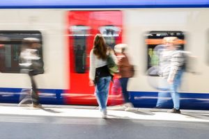 Die Zukunft des Deutschlandabos für den öffentlichen Nahverkehr bleibt ungewiss. (Archivbild) - Foto: Julian Stratenschulte/dpa