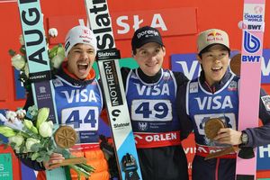 Neuer Hoffnungsträger der deutschen Skispringer: Philipp Raimund (l). - Foto: Grzegorz Momot/PAP/dpa