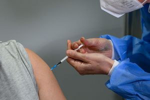 Am BGH geht es heute um die Klage einer Frau, die im März 2021 mit dem Impfstoff Vaxzevria des Herstellers Astrazeneca geimpft wurde. (Symbolbild) - Foto: Robert Michael/dpa-Zentralbild/dpa