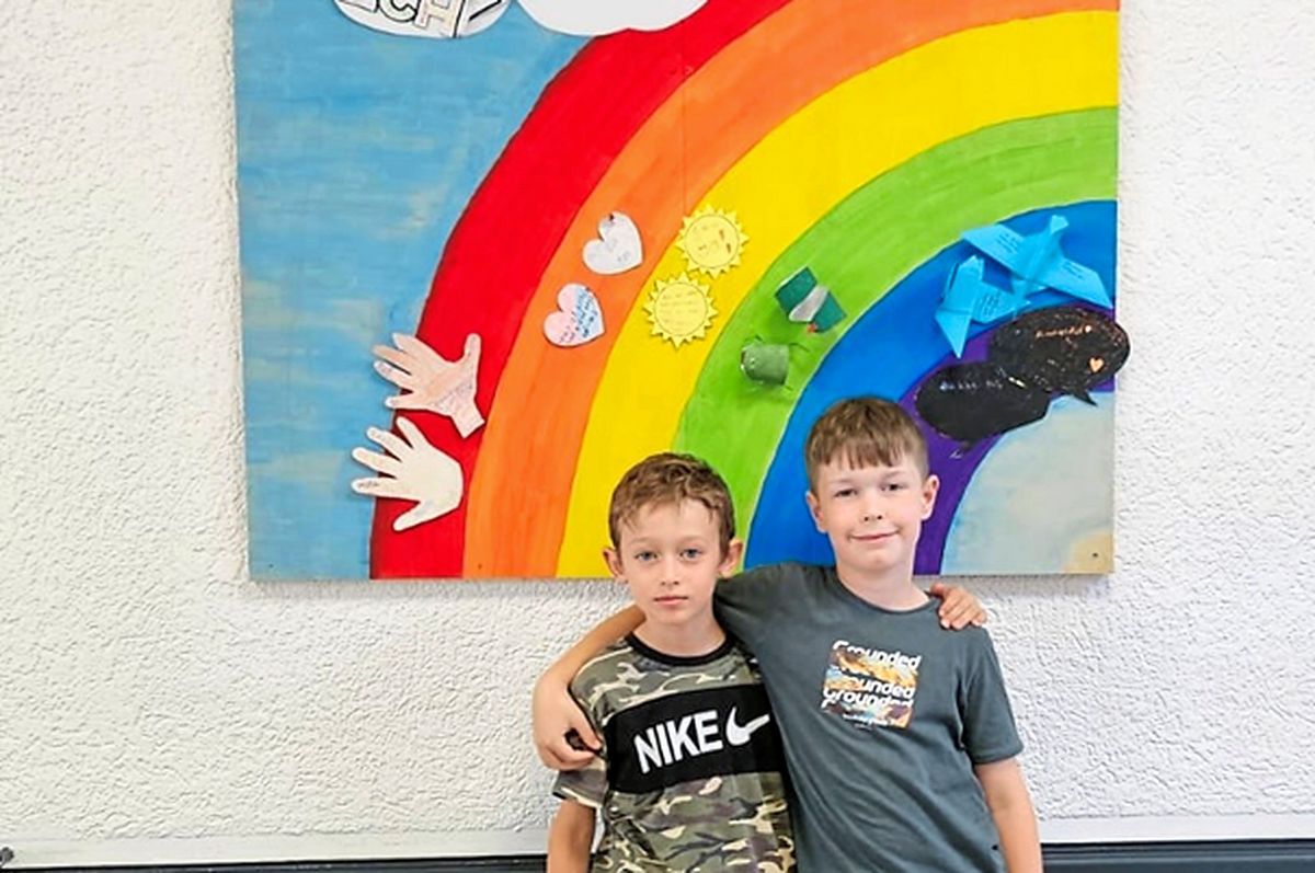Valentin und Henry vor dem Regenbogen im Altbau. Die andere Hälfte hängt im Neubau.