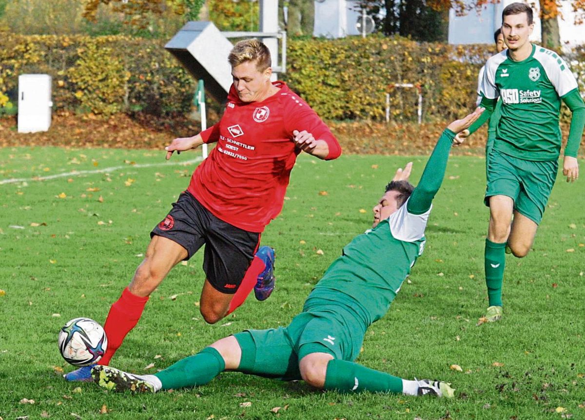 Aller Einsatz der Cappeler wurde am Ende nicht belohnt. Favorit Westönnen behielt nach 90 Minuten die Oberhand. Cappels Marius Ferber trennt seinen Gegenspieler in dieser Szene vom Ball, Justin Pohl (r.) beobachtet die Aktion. Foto: Uli Schlink