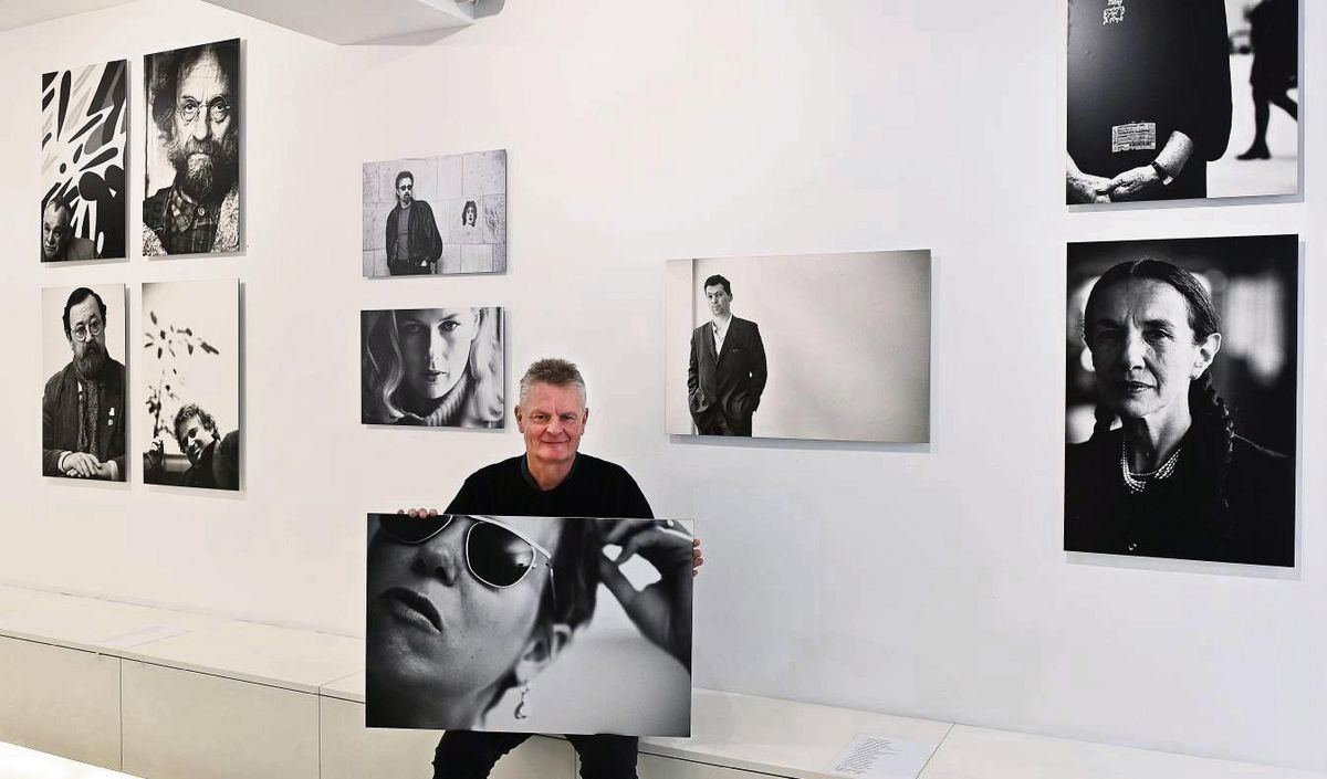 Stefan Worring zeigt seine Porträts in der Pop-up-Galerie. In Händen hält er ein Bild der Regisseurin Doris Dörrie. Foto: Tuschen