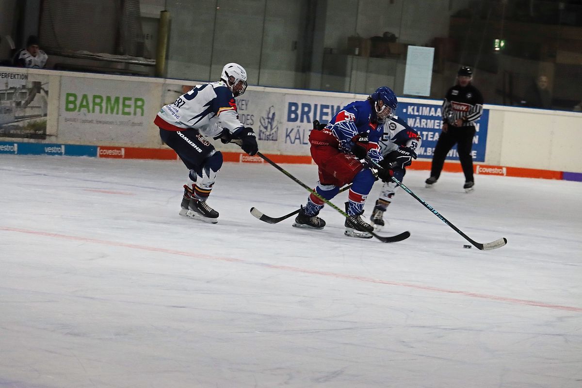 Die Mannschaft von Kristall Lippstadt (in Blau) erlebte in Neuss einen gebrauchten Sonntagabend. Die Chance auf die Play-Offs ist nach einer 1:10-Niederlage dahin. Foto: Uwe Feichtinger