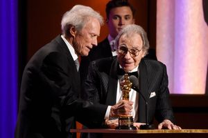 Auch einen Ehrenoscar durfte Schifrin (r.) zu seinen zahlreichen Auszeichnungen zählen. - Foto: Chris Pizzello/Invision/AP/dpa