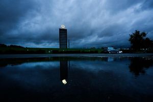 VW in Wolfsburg rutscht in die roten Zahlen - wegen der Probleme bei Porsche. (Archivbild) - Foto: Julian Stratenschulte/dpa