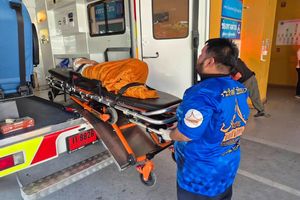 Die Frau wurde ins Krankenhaus gebracht - offenbar litt sie unter einem niedrigen Blutzuckerspiegel. - Foto: Uncredited/Wat Rat Prakhong Tham/AP/dpa