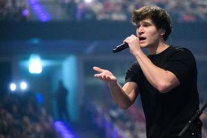 Wincent Weiss ist glücklich - und singt darüber. (Archivbild) - Foto: Julian Stratenschulte/dpa