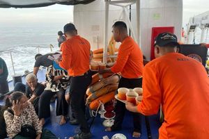 Die Einsatzkräfte suchen noch nach Überlebenden. - Foto: Uncredited/Philippine Coast Guard/dpa