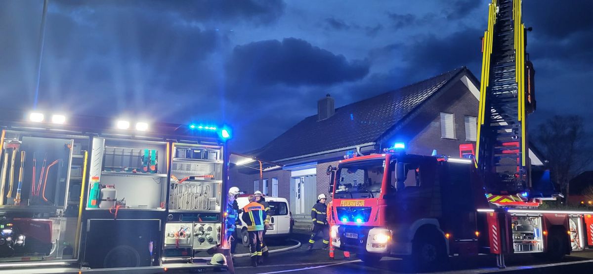 Ein Anbau brannte in Mönninghausen am frühen Morgen komplett aus. Foto: Feuerwehr Geseke
