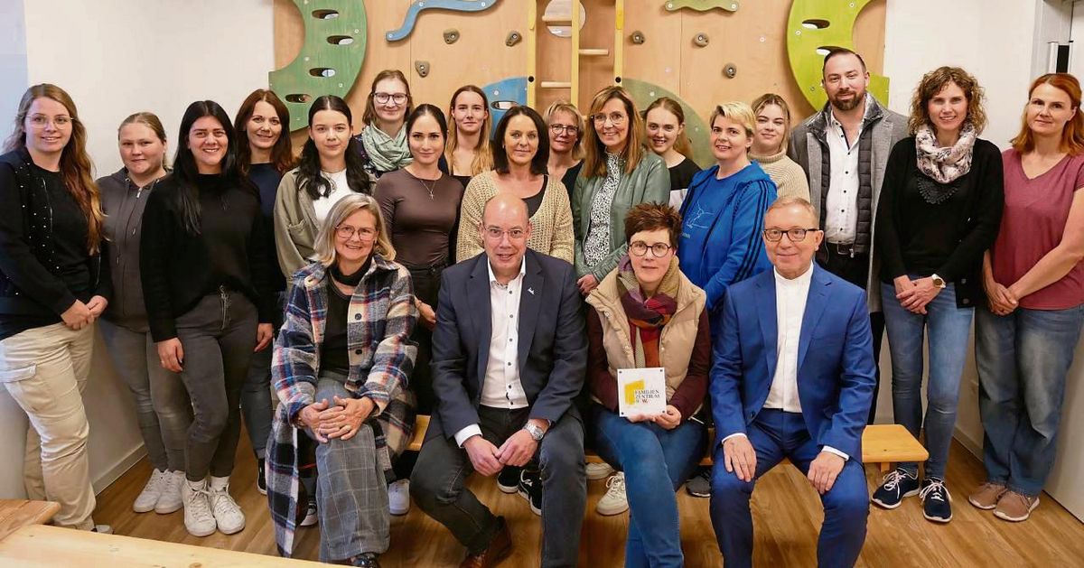 Das Team des St. Josef Kindergartens und Einrichtungsleitung Stefanie Schmidt (vorne 2.v.r.) freuen sich mit Bürgermeister Peter Weiken (vorne 2.v.l.), Pfarrer Waldemar Kolotzek (vorne r.) und Regionalleiterin der Hellweg Kitas Ramona Keuker (vorne l.) über die Zertifizierung zum Familienzentrum. Foto: Bsdurek
