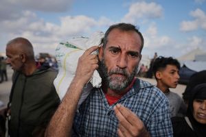 Die Gaza Humanitarian Foundation verteilt Lebensmittel an die Palästinenser im Gazastreifen. Sie ist umstritten - vor allem wegen der vielen getöteten und verletzten Zivilisten im Umfeld der Lebensmittelverteilung. (Archivfoto) - Foto: Abdel Kareem Hana/AP/dpa