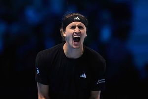 Alexander Zverev schreit seine Freude über den Auftaktsieg bei den ATP Finals heraus. - Foto: Antonio Calanni/AP/dpa