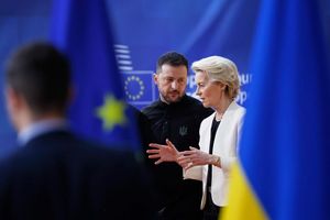 Hoffen auf eine Einigung der Staats- und Regierungschefs: Die Präsidentin der Europäischen Kommission, Ursula von der Leyen und der ukrainische Präsident Wolodymyr Selenskyj. (Archivbild) - Foto: Omar Havana/AP/dpa