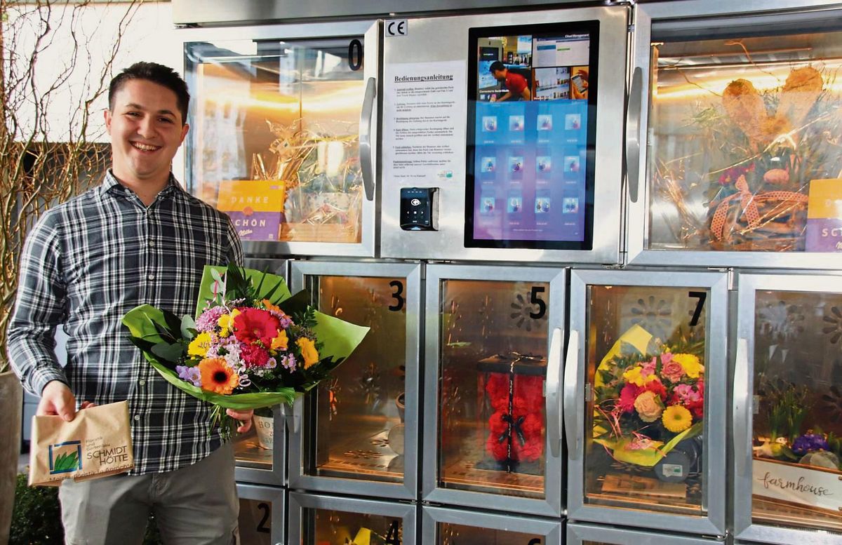 Marc Philipp Schmidt kümmert sich um den Blumenautomat und achtet darauf, dass alles zur Zufriedenheit der Kunden läuft. Foto: Meschede