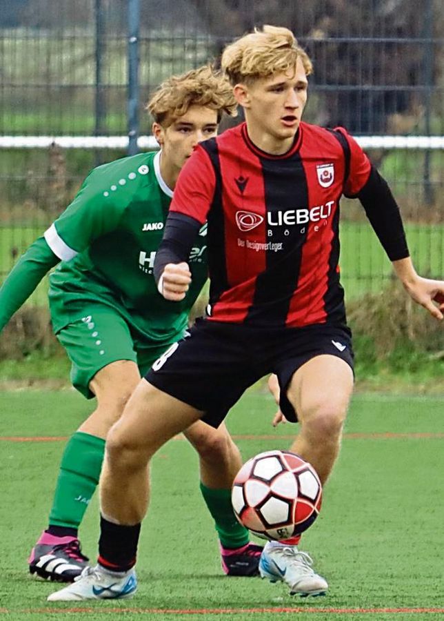 „Mega präsent auf dem Platz“, so Trainer Alexander Brinschwitz, waren die B-Junioren des SV Lippstadt (in Schwarz-Rot) beim 2:1-Heimerfolg über Rödinghausen. Fotos: Feichtinger