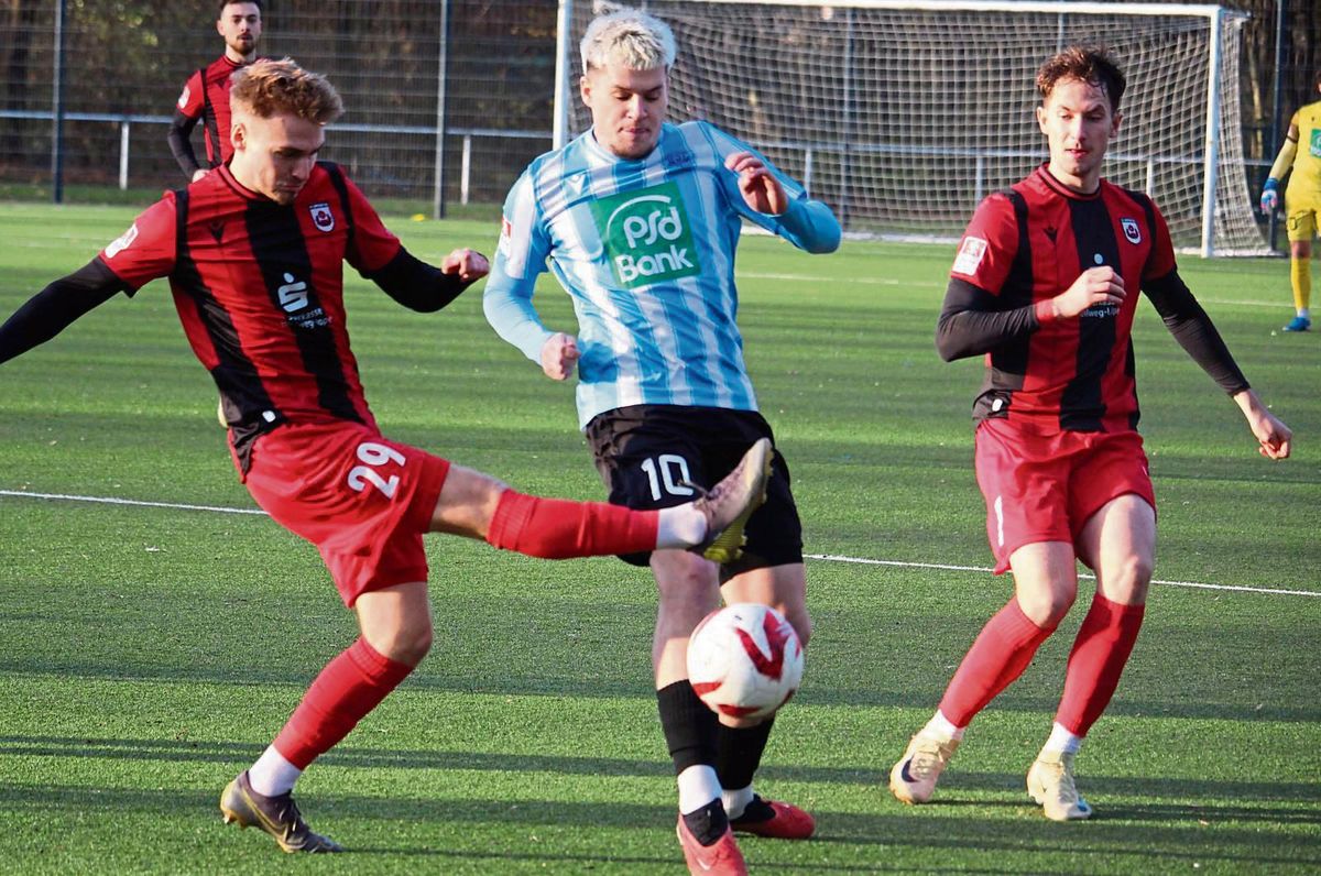 Der SV Lippstadt hatte gegen den Dortmunder Angriffswirbel in der ersten Halbzeit wenig auszurichten: Hier versuchen Maximilian Franke (l.) und Iker-Luis Kohl (r.) ASC-Mittelfeldspieler Lars Warschewski den Ball abzuluchsen. Ohne Erfolg. Fotos: Heinke