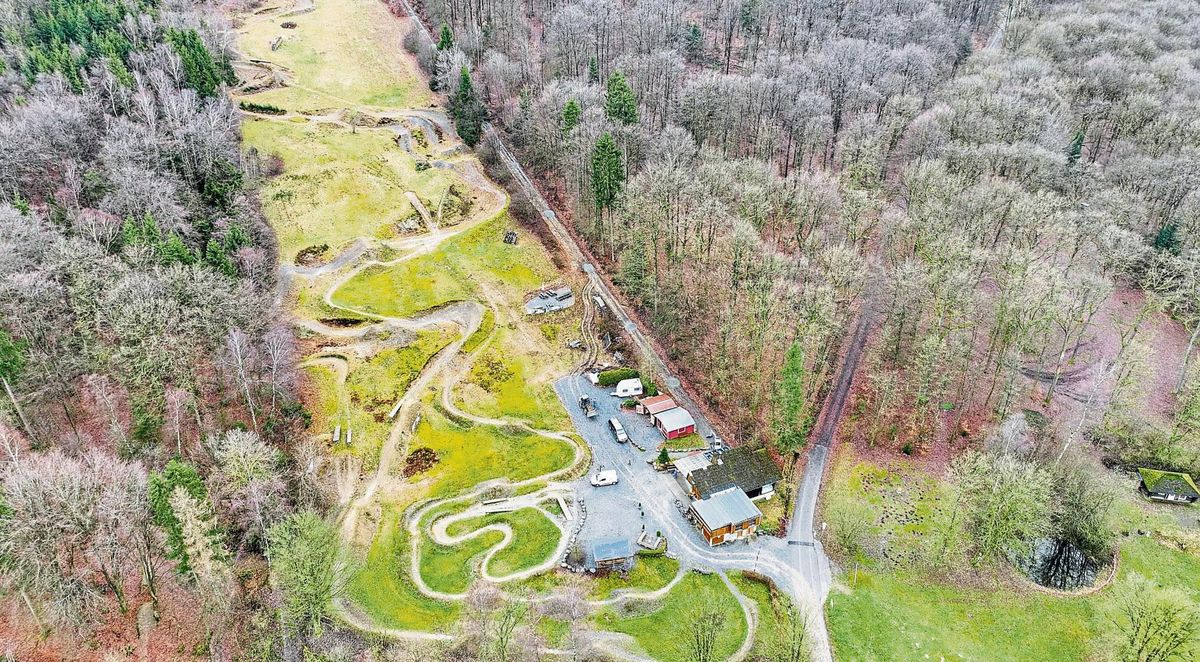 Der Bikepark am Rabennest in Kallenhardt – dessen Laubbewaldung noch im tristen Wintergewand daherkommt – steht zum Verkauf. Foto: Eickhoff