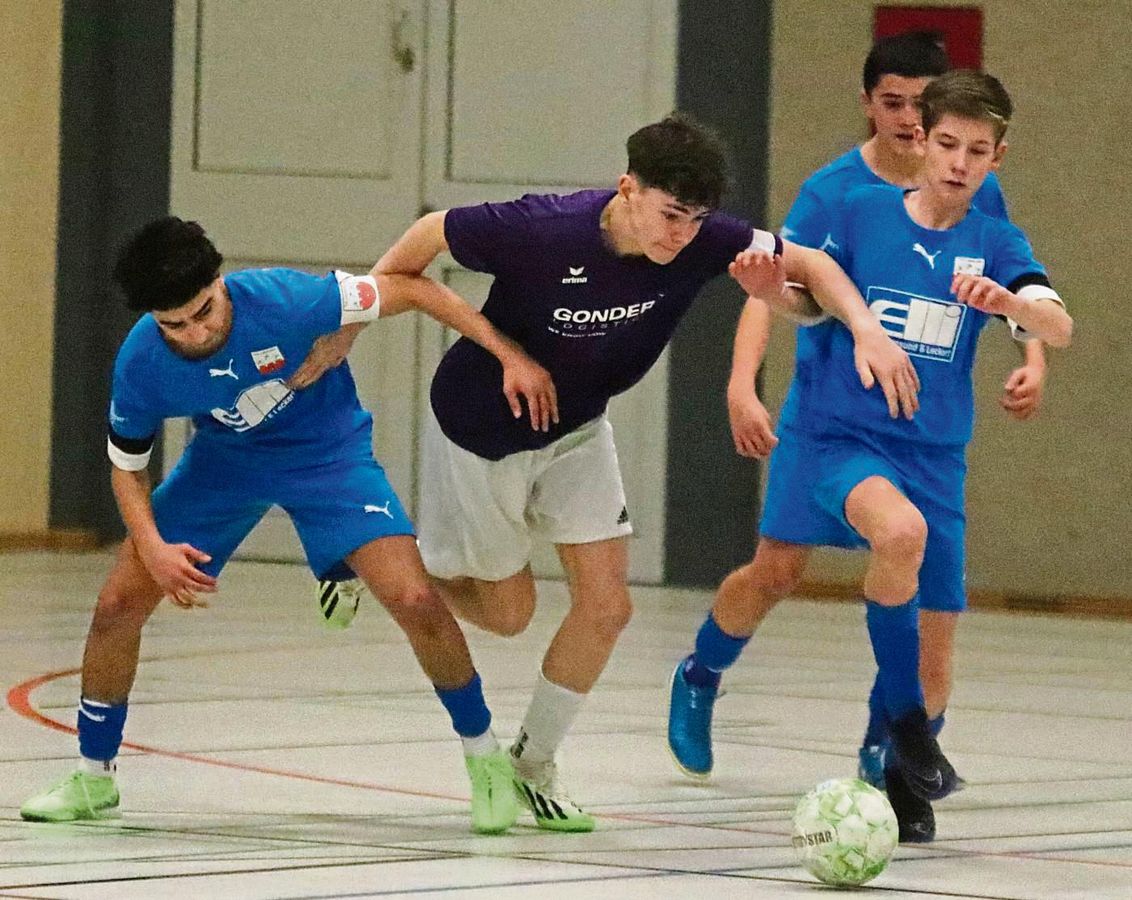 Überraschend triumphierte im vergangenen Jahr die C-Jugend des TuS Warstein (weiße Hosen) bei der Hallenkreismeisterschaft, die in Rüthen ausgetragen wurde. 2026 wird in Erwitte gespielt; 16 Teams gehen ins Rennen. Foto: Thorsten Heinke