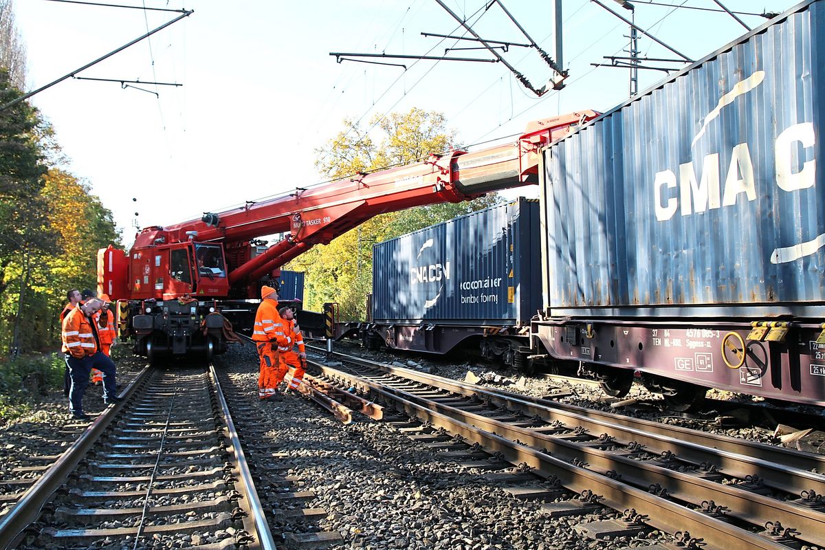 Im Laufe des Vormittages sollen die Schäden an der Bahnstrecke behoben sein. 