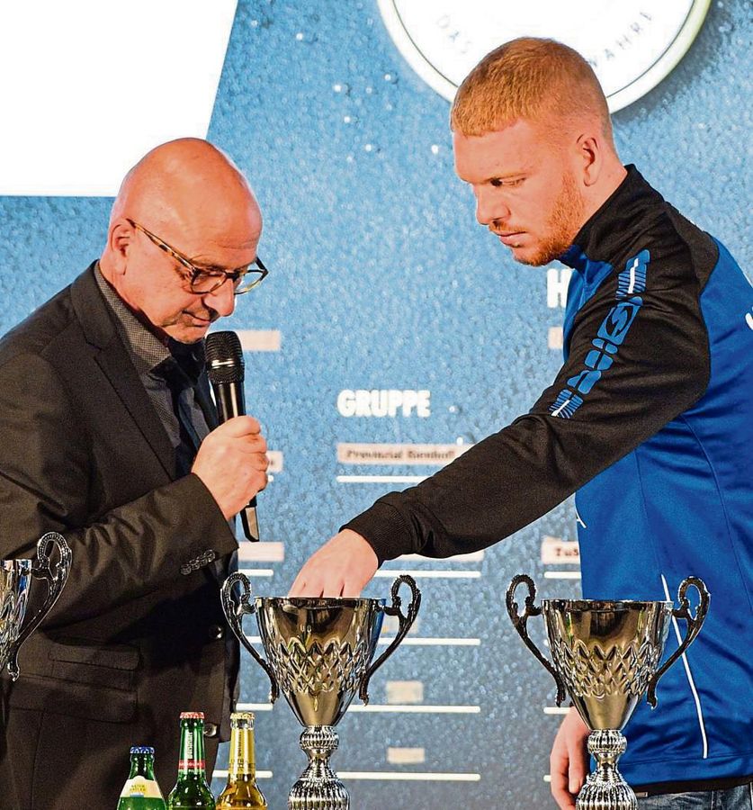 Kai Klefisch (r.), Fußballprofi des SC Paderborn, griff beim Warsteiner Masters in die Lostöpfe. Eigentlich wollte Organisator Dieter Bethlehem (l.) auch dessen Teamkollegen Marcel Hoffemier aus Schmerlecke begrüßen, doch der ehemalige Spieler des SV Lippstadt musste seine Teilnahme krankheitsbedingt absagen. Foto: Clewing