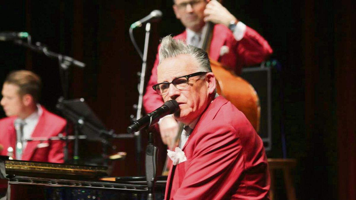 Der König des Jazzschlagers: Götz Alsmann mit seiner Band im Lippstädter Stadttheater. Foto: Heier