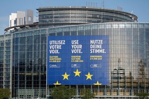 Eine riesiges Transparent wirbt am Europäischen Parlament in Straßburg für die Europawahlen. - Foto: Jean-Francois Badias/AP/dpa