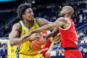 Alba-Center David McCormack wird vom MBC-Akteur Akeem Vargas attackiert. - Foto: Andreas Gora/dpa