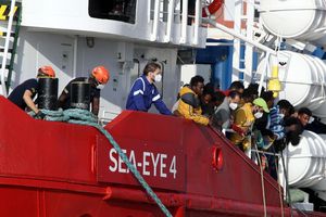 Die Seenotretter fürchten, dass sie künftig weniger Menschen helfen können. (Archivbild) - Foto: Alberto Lo Bianco/LaPresse/AP/dpa