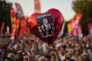 Immer wieder gibt es in der Türkei Demonstrationen für die Freilassung inhaftierter CHP-Politiker wie Ekrem Imamoglu. (Archivbild) - Foto: Khalil Hamra/AP/dpa