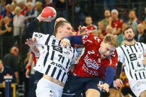 Elias Ellefsen á Skipagøtu (THW Kiel) im Zweikampf mit Simon Pytlick (SG Flensburg-Handewitt). - Foto: Michael Hundt/dpa