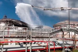 In der Region Krasnodar hat ein ukrainischer Drohnenangriff erneut ein Lager mit Erdölprodukten getroffen. (Archivbild) - Foto: Uncredited/Russian Emergency Ministry Press Service/AP/dpa