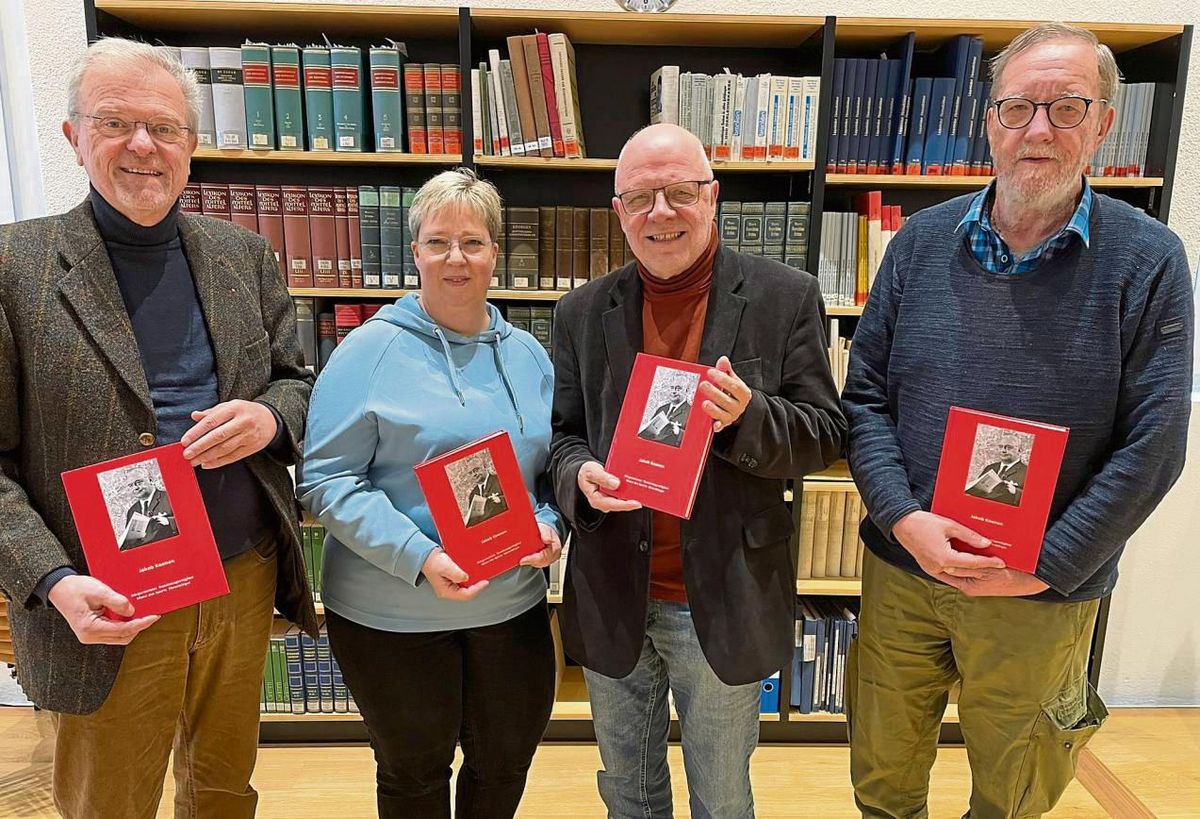 In einem Buch werfen (v.l.) Karl-Heinz Tiemann, Martina Kowollik, Hans Zaremba und Karl-Heinz Brülle einen genaueren Blick auf Leben und Wirken des ehemaligen Bürgermeisters Jakob Koenen. Foto: Rückert