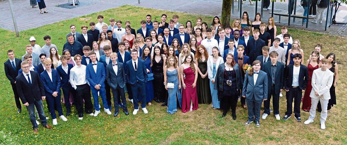 Mit Musik, Mut und Erinnerungen: 121 Schüler der Drost-Rose-Realschule feierten jetzt ihren Schulabschluss unter dem Motto „Forever Young“.