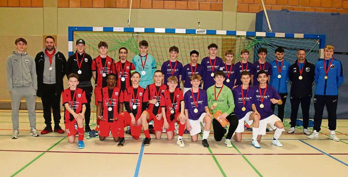 Zwei Finalisten, die sich weder in der regulären Spielzeit noch im Neunmeterschießen etwas schenkten: Am Ende setzte sich der TuS Warstein (r.) gegen den Westfalenligisten SV Lippstadt (l.) durch. Fotos: Heinke