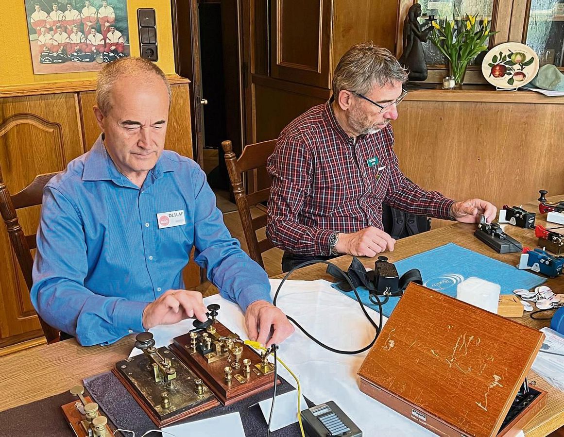 Kassenwart und Vorstandsmitglied Joachim Hertterich, Rufzeichen DL1LAF, und sein Vereinskollege Andreas Adler, Rufzeichen DK9HE, beim Telegrafieren (v.l.). Fotos: A. Bsdurek