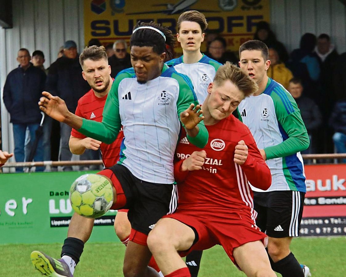 Nach der 1:2-Pleite im Kellerduell gegen Lippetal ist der SV Geseke (in Weiß) in der Bezirksliga 7 auf einen Abstiegsplatz gerutscht. Auch der SuS Bad Westernkotten II und der FC Mönninghausen müssten nach aktuellem Stand runter. Foto: Wiegand