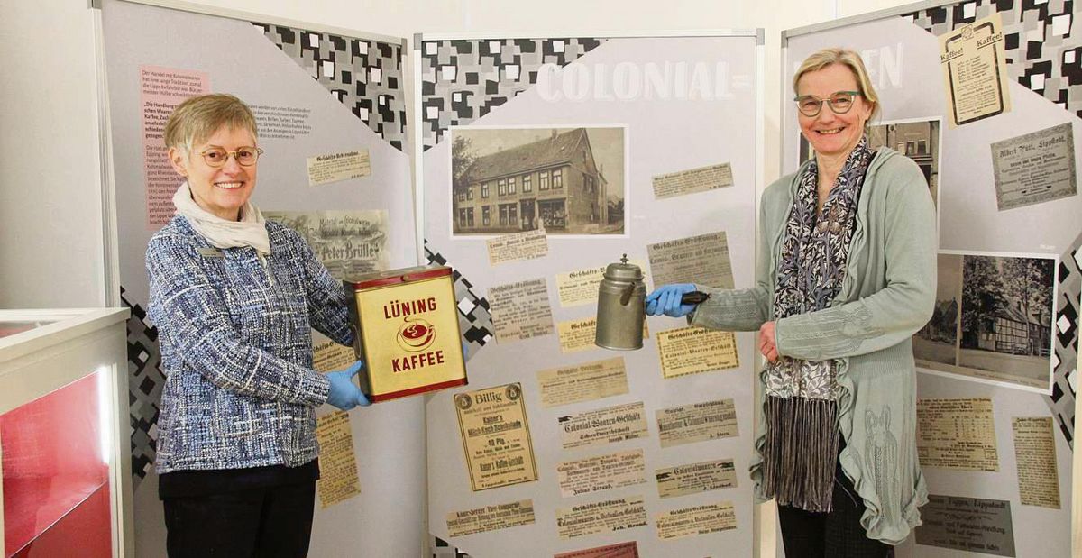 Die Ausstellungsmacherinnen Dr. Claudia Becker (Stadtarchiv) und Dr. Christine Schönebeck (Stadtmuseum) mit einer Kaffeedose und einer Kakaokanne vor Infotafeln, die den Lippstädter Kolonialwarenläden gewidmet sind. Fotos: Andreas Balzer