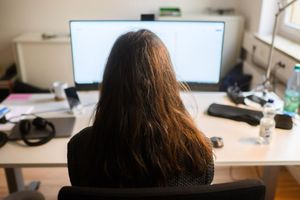 Am Arbeitsplatz sind nach einer neuen Umfrage Jobsicherheit und gutes Gehalt für viele Menschen weit wichtiger als Zusatzleistungen der Firma oder die Sinnhaftigkeit der Arbeit. (Symbolbild) - Foto: Julian Stratenschulte/dpa