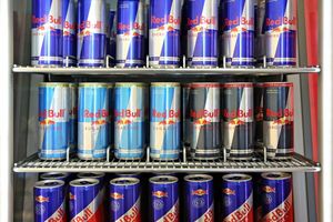 Hat Red Bull gegen EU-Kartellrecht verstoßen? Die Europäische Kommission leitet eine Untersuchung ein. (Archivbild) - Foto: Jan Woitas/dpa-Zentralbild/dpa