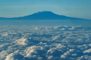 Der Gipfel des Kilimandscharo ragt aus der Wolkendecke hervor. (Archivbild) - Foto: Xie Jianfei/XinHua/dpa