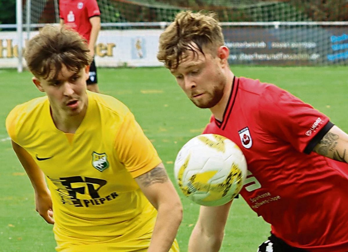 Neuzugang Fabian Brosowski (r.) flitzte auf der linken Seite des SV Lippstadt eine Halbzeit lang rauf und runter. Der Rückkehrer vom SC Wiedenbrück hatte vor allem im Angriff viele guten Szenen. Foto: Lütkehaus