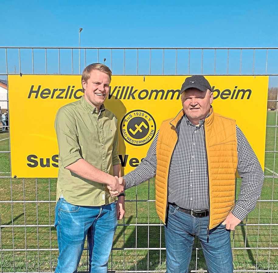 Jens Bertels (l.) hat seinen Vertrag beim A-Liga-Tabellenführer verlängert. Und auch Co-Trainer Yannik Becker bleibt an Bord. Das gab Vorsitzender Franz-Josef Mintert (r.) nun bekannt.