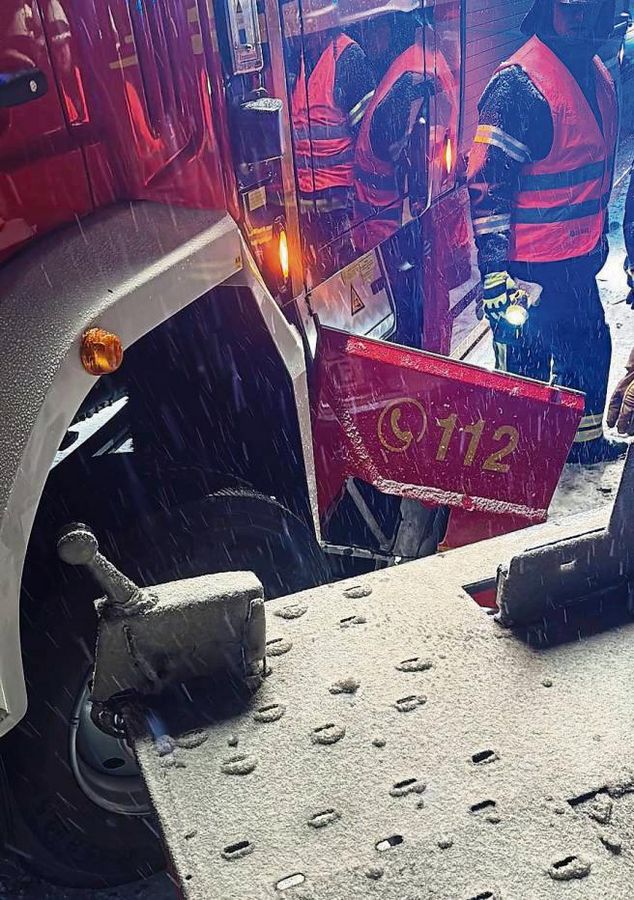 Beim Vorbeifahren an der Unfallstelle verlor ein Fahrer die Kontrolle über sein Auto. Der angehängte Trailer rutschte seitlich ins neue Feuerwehrauto. Fotos: Feuerwehr Geseke