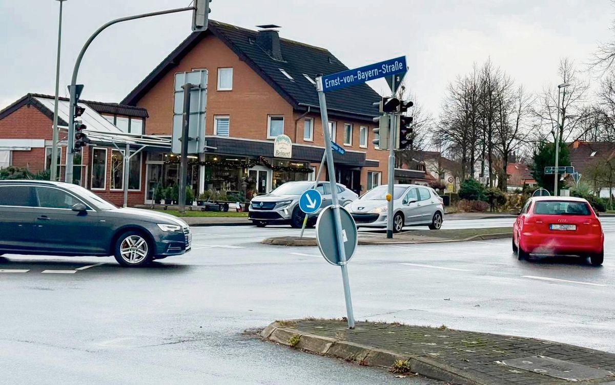 An dieser Kreuzung soll ein Kreisverkehr künftig für mehr Sicherheit sorgen. Ob die derzeitige Schieflage der Verkehrsschilder durch ein Fahrzeug oder durch Sturm verursacht wurden, kann die Polizei Kreis Soest aktuell nicht sagen. Foto: N. Wissing
