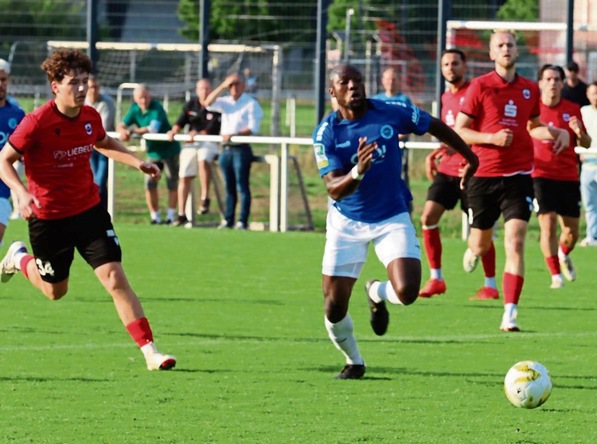 Lippstadts junger Linksverteidiger Juan Löbel (l.) verletzte sich im Testspiel gegen die Sportfreunde Lotte schwer am Knie. Der Youngster musste mit dem Rettungswagen ins Krankenhaus gebracht werden. Foto: Lütkehaus