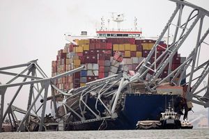 Das Containerschiff steckt unter einem Teil der Francis Scott Key Bridge fest. - Foto: Steve Helber/AP/dpa
