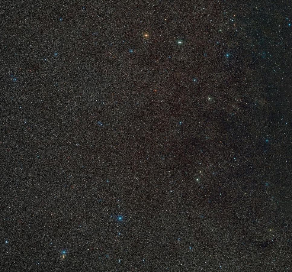 Das Handout zeigt einen Weitwinkelausschnitt der Umgebung von «Gaia BH3», dem massereichsten stellaren schwarzen Loch in unserer Galaxie. Das schwarze Loch selbst ist hier nicht sichtbar, aber der Stern, der es umkreist, befindet sich in der Mitte des Bildes. - Foto: D. De Martin./ESO/Digitized Sky Survey 2./dpa